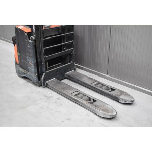 Toyota 8SM12 Electric pallet truck with mast 1.20T 4.15M 2016  V54921