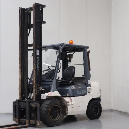 62-7fdf30 TOYOTA Stivuitor diesel 3.00T 5.00M 2002  OC75