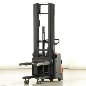 Toyota SWE-140-L Transpaleta electrica cu catarg 1.40T 4.75M 2017  D176528