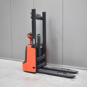 Linde L 10 B Transpaleta electrica cu catarg 1.00T 1.46M 2017  Y55149