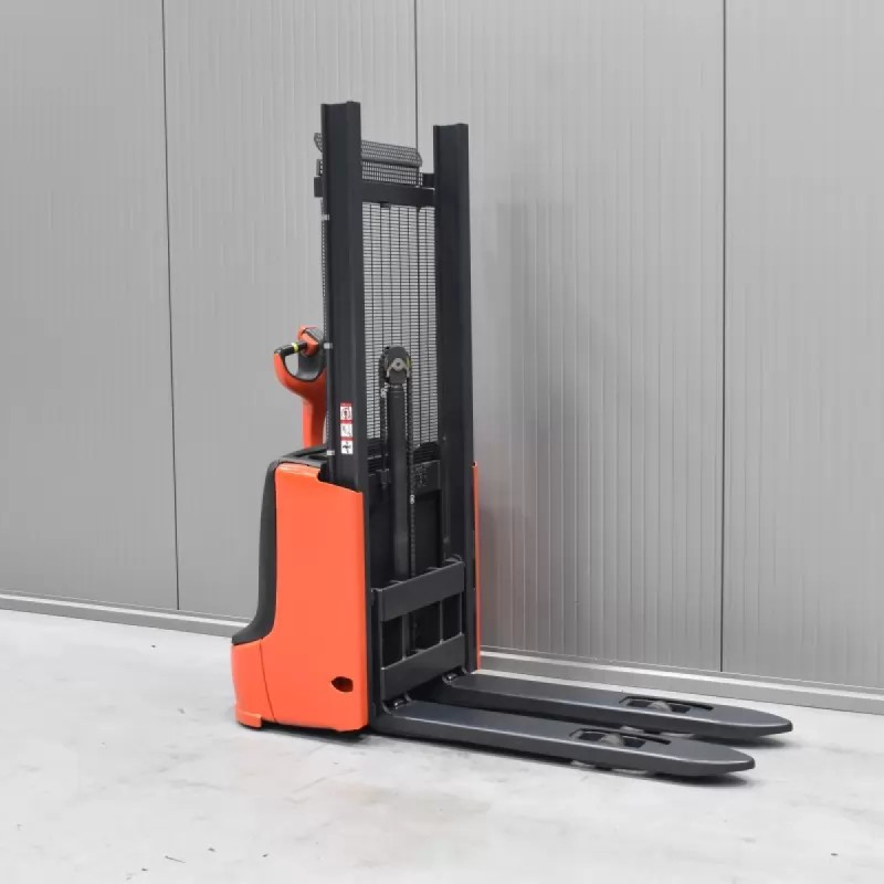 Linde L 10 Transpaleta electrica cu catarg 1.00T 1.54M 2013  X53998