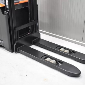 Toyota SWE 120 Electric pallet truck with mast 1.20T 2.70M 2015 P57605