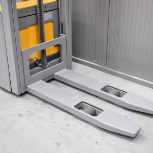 JUNGHEINRICH EJC 112 N Transpaleta electrica cu catarg 1.20T 2.90M 2018 P56097