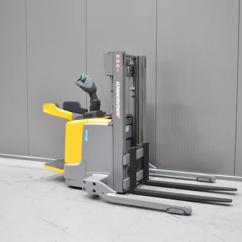 JUNGHEINRICH ERC 216B Transpaleta electrica cu catarg 1.60T 2.40M 2024 F56087