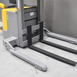 JUNGHEINRICH ERC 216B Transpaleta electrica cu catarg 1.60T 2.40M 2024 F56087