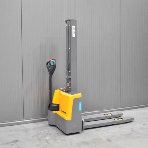JUNGHEINRICH EJC M10 Transpaleta electrica cu catarg 1.00T 1.54M 2020 L57523