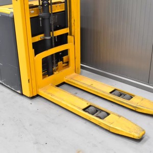 JUNGHEINRICH EJC 216 Transpaleta electrica cu catarg 1.60T 2.40M 2012 A57304