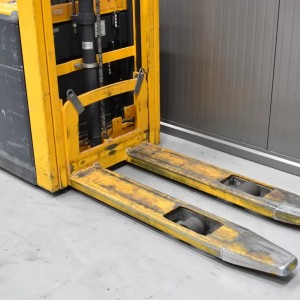 JUNGHEINRICH EJC 214 Electric pallet truck with mast 1.40T 2.50M 2014 B54861
