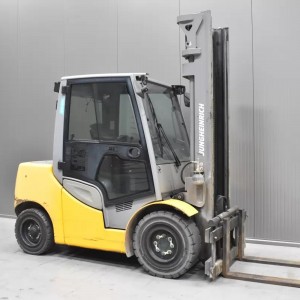 JUNGHEINRICH DFG 550S Stivuitor diesel 5.00T 4.50M 2017 Y57718