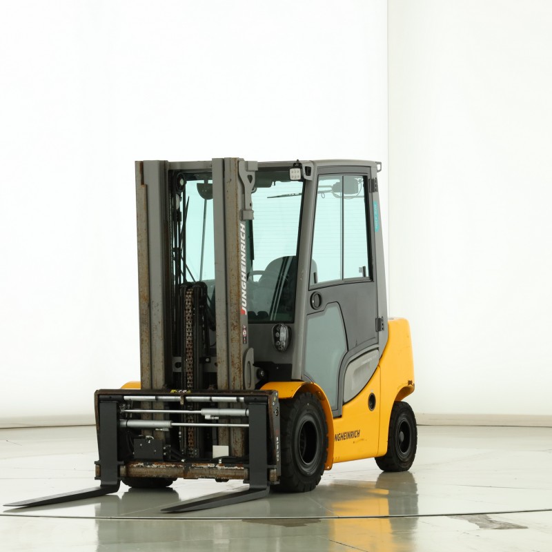 JUNGHEINRICH DFG-430-S Stivuitor diesel 3.00T 4.70M 2019 N174369