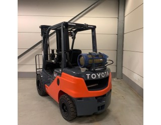 Toyota TONERO 02-8FGF30 Мотокар за LPG