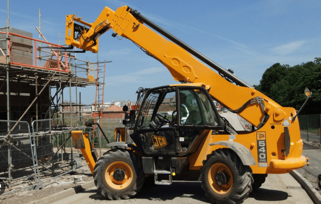 Stivuitor telescopic JCB model 540-170, cu brat extins, utilizat la ridicarea materialelor pe un santier de constructii